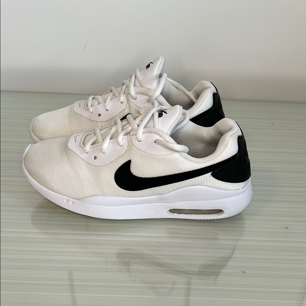Nike White and Black Sneakers